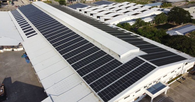 GIVE YOUR ROOF A MAKEOVER THIS YEAR 2021: WITH SOLAR!

